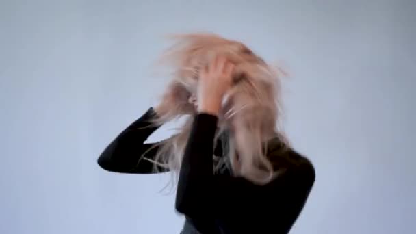 迷人的金发姑娘，一头蓬松的卷发，特写镜头 — 图库视频影像