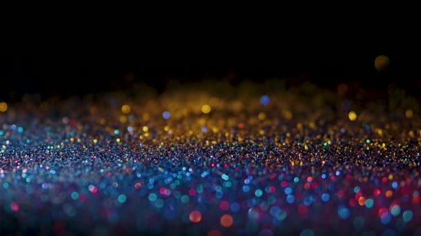 Flerfärgat lysande glitter i fokus och ur fokus, abstrakt glänsande bakgrund — Stockvideo