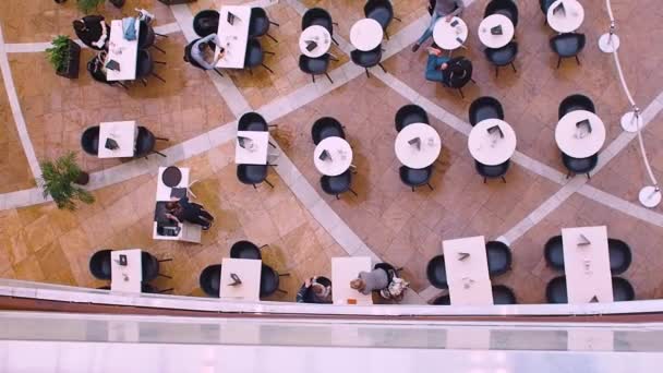 MOSCOW, RUSSIA - AUGUST 7, 2019: Visitors to a small cafe, tables for two in the shopping center — Stock Video