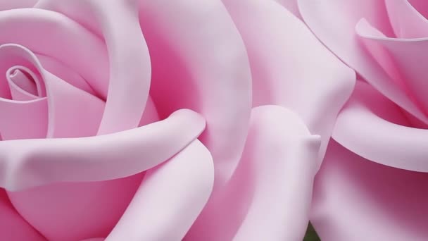 大大的粉红色玫瑰，装饰用的人造花 — 图库视频影像