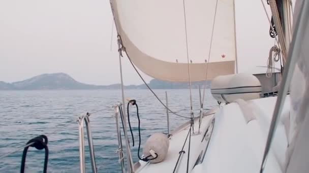 Passeio de barco em um iate, um fragmento do convés e as montanhas no horizonte — Vídeo de Stock