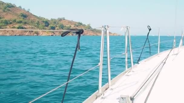 Viaje en barco en un yate, un fragmento de la cubierta y las montañas en el horizonte — Vídeos de Stock