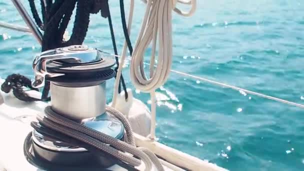 帆の下のヨットでのボート旅行、デッキの断片とロープ付きのウィンチ、デッキからの眺め. — ストック動画