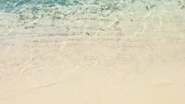 Surfing morski, biała piaszczysta plaża i przezroczysta fala, Relaks — Wideo stockowe