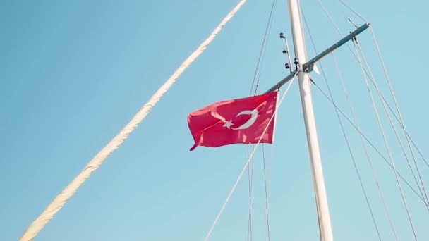 Bandera turca en el mástil de un yate de vela — Vídeo de stock