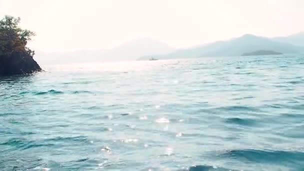 Gyönyörű táj, a jacht egy gyönyörű öbölben horgonyoz.. — Stock videók