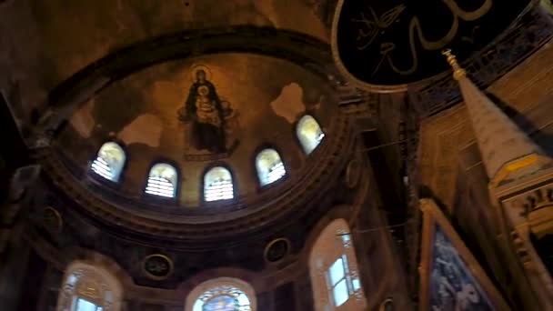 ISTANBUL, TURQUIA - SETEMBRO 21, 2019: Interior de Santa Sofia em Istambul, Catedral e mesquita — Vídeo de Stock