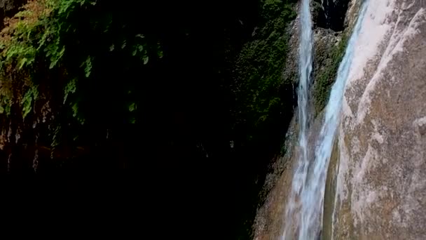 Petite cascade en montagne, nature — Video