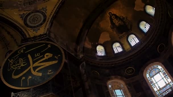 ISTANBUL, TURKEY - SEPTEMBER 21, 2019: Interior of Hagia Sophia in Istanbul, Cathedral and mosque — Stockvideo