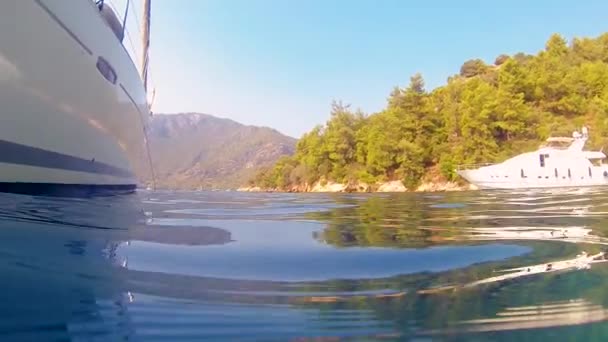 Sailing yacht in a beautiful Bay. Action shooting from water, waves — Stock Video