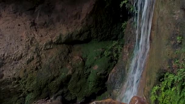 Petite cascade en montagne, nature 