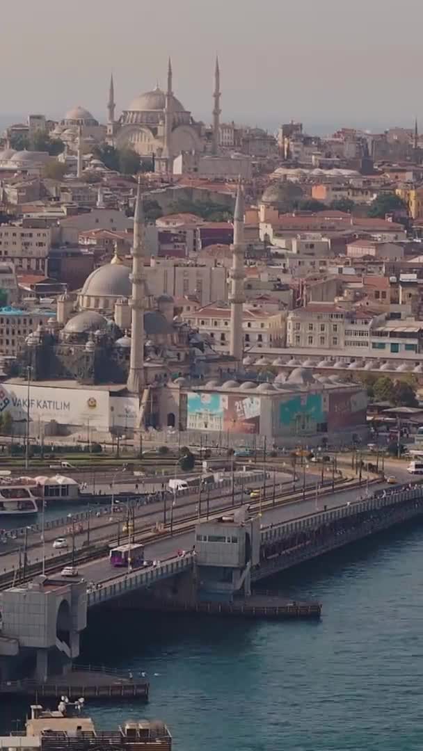 ISTANBUL, TURCHIA - 21 SETTEMBRE 2019: vista sulla città e traffico stradale sul ponte sopra Golden horn Bay — Video Stock