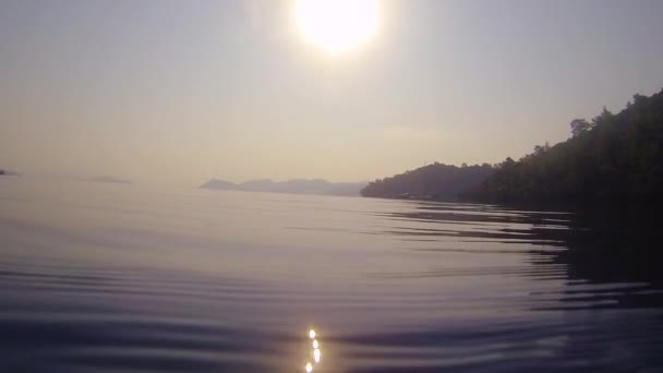 Yate de vela en una hermosa bahía. Acción de tiro desde el agua, olas — Vídeos de Stock