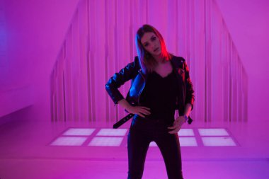 Neon ışık retro dalga dans Güzel kız