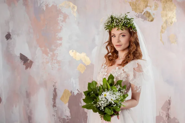 Portret van een jonge mooie vrouw in trouwjurk met krans en boeket van verse bloemen. — Stockfoto