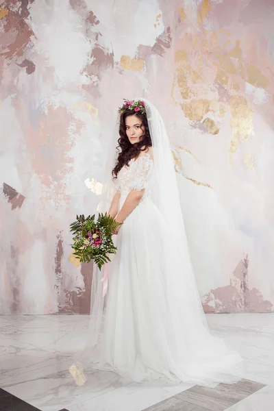 Bela noiva jovem em vestido de noiva com véu em seu rosto — Fotografia de Stock