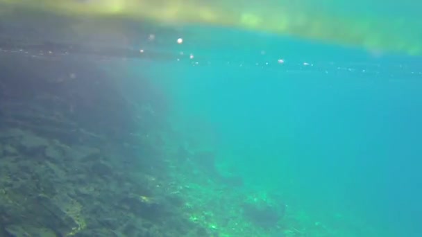 Ιστιοπλοϊκό σε ένα όμορφο κόλπο. Δράση γυρίσματα από το νερό, κύματα — Αρχείο Βίντεο