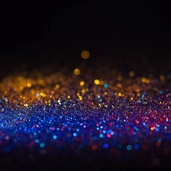 Veelkleurige glanzende glitter in focus en onscherp, abstracte glanzende achtergrond — Stockfoto