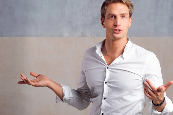 Ung positiv kille i ett företag vit skjorta utan slips, tittar på kameran, — Stockfoto