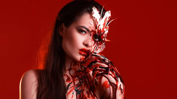 Blood Lily, eng en sexy Halloween imago. Mooie jonge vrouw — Stockfoto