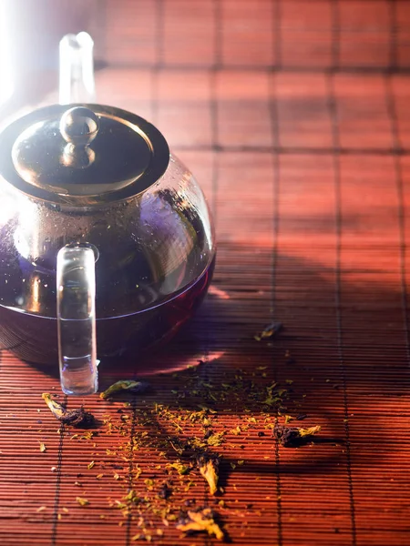 Blauwe Thaise thee in een glazen theepot. Vers gebrouwen thee — Stockfoto