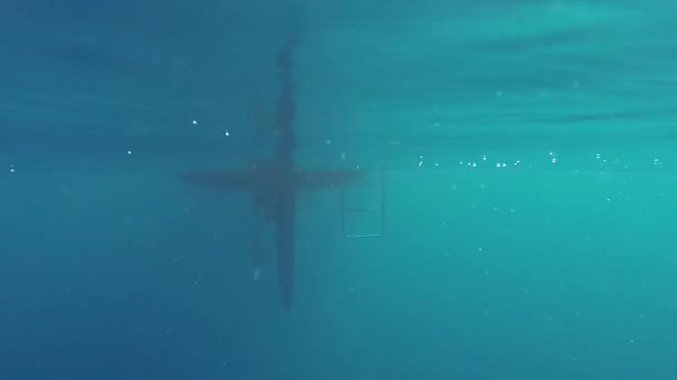 Yate de vela en una hermosa bahía. Acción de tiro desde el agua, olas — Vídeo de stock