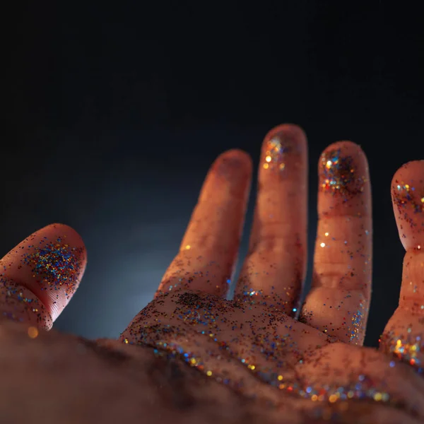 여성의 손은 시퀀스로 덮여 있습니다. 손의 손바닥을 움직 이면서 여러 가지 색깔의 반짝 이는 빛을 낸다, — 스톡 사진