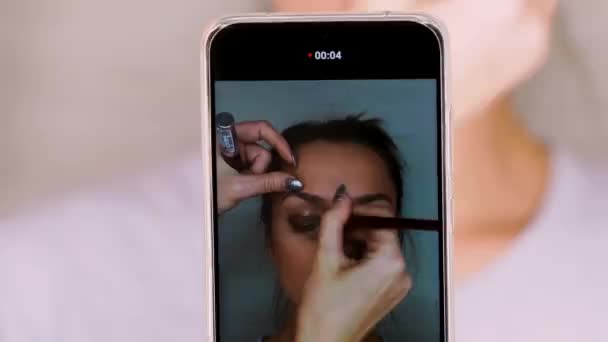 Gravar vídeo em seu smartphone para um blog de beleza . — Vídeo de Stock
