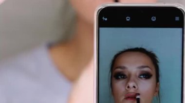 Bir güzellik blogu için akıllı telefonunuzdaki videoyu kaydedin.