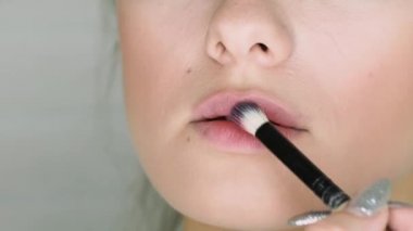 Güzellik salonu, makyaj sanatçısı akşam makyajı yapıyor..