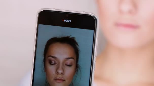 Neem video op uw smartphone op voor een beauty blog. — Stockvideo