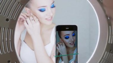 Bir güzellik blogu için akıllı telefonunuzdaki videoyu kaydedin.