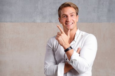 İş adamı beyaz gömlekli genç, kravatsız, kameraya bakıyor.,