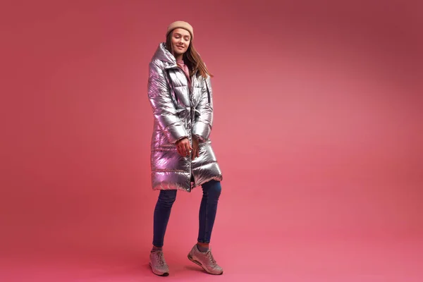 Trendi őszi és téli ruházat, Stúdió lövés rózsaszín háttér, másolás tér. — Stock Fotó