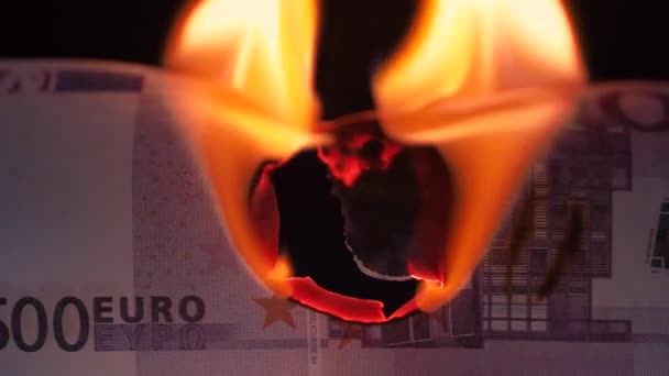 Сожжение евро, мировой финансовый кризис и инфляция, концепция — стоковое видео