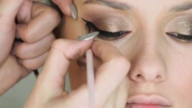 Göz kamaştırıcı bir makyaj, kadınların gözleri yakın plan..