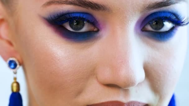 Glamorous bright eye makeup, womens eyes close-up. — Stock Video