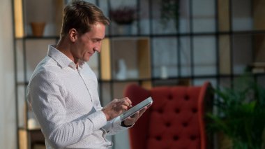 Çalışma ve iletişim için uygulamaların ve modern teknolojilerin kullanımı.