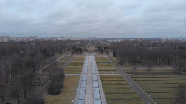 Piskaryovskoye gedenkteken begraafplaats, panorama uitzicht van boven, antenne. — Stockvideo