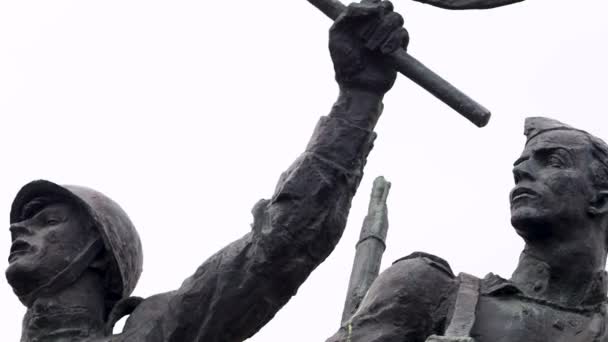 САЙНТ-ПЕТЕРБУРГ, РОССИЯ - 25 ЯНВАРЯ 2020 года: Памятник в честь прорыва блокады Ленинграда — стоковое видео