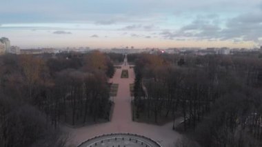 St. Petersburg 'un Moskova bölgesindeki Zafer Parkı, Central Caddesi' nin en üst manzarası.,