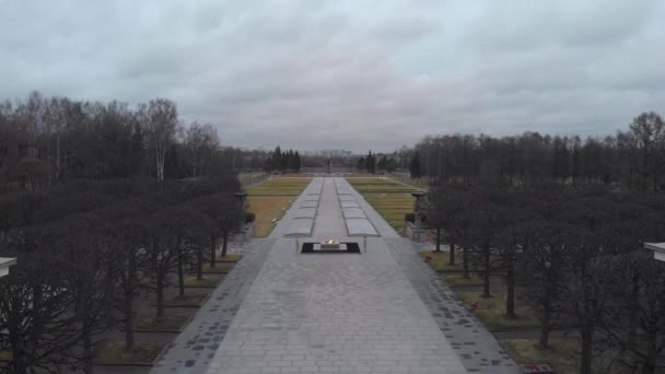 Památný hřbitov Piskaryovskoye, panorama shora, letecký. — Stock video