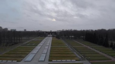 Piskaryovskoye Anıt Mezarlığı, yukarıdan manzara, hava manzarası.