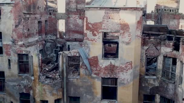 Fasada opuszczonego i spalonego budynku, pożar po bombardowaniu — Wideo stockowe
