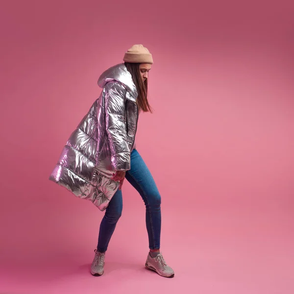 Menina elegante e ousada em uma jaqueta de prata para baixo — Fotografia de Stock