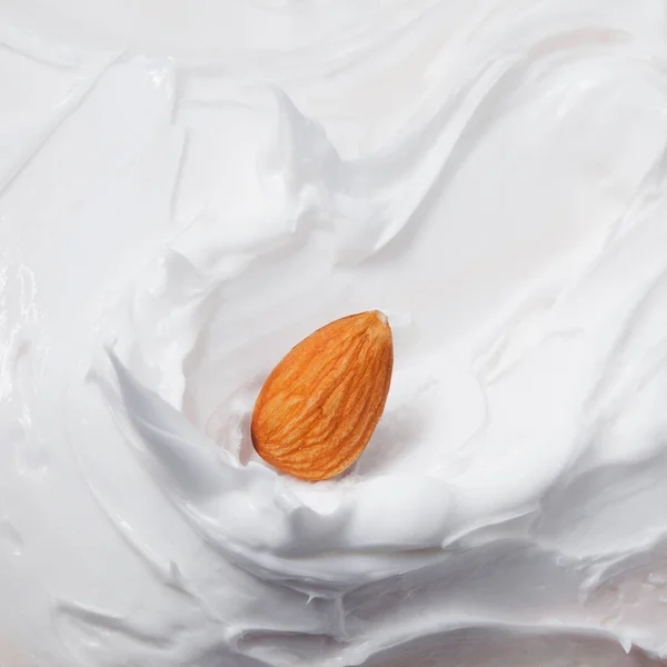 Du lait d'amande. Beaucoup d'amandes et d'éclaboussures de lait . — Photo