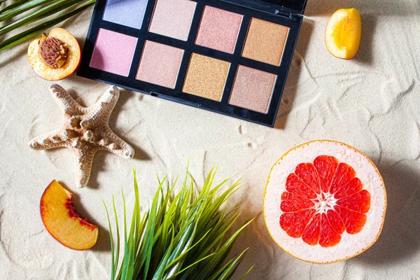 Charmanter Strand. Palette von Schatten mit quadratischen Minen umgeben von Korallen, und Palmblätter liegen auf dem weißen Sand. — Stockfoto