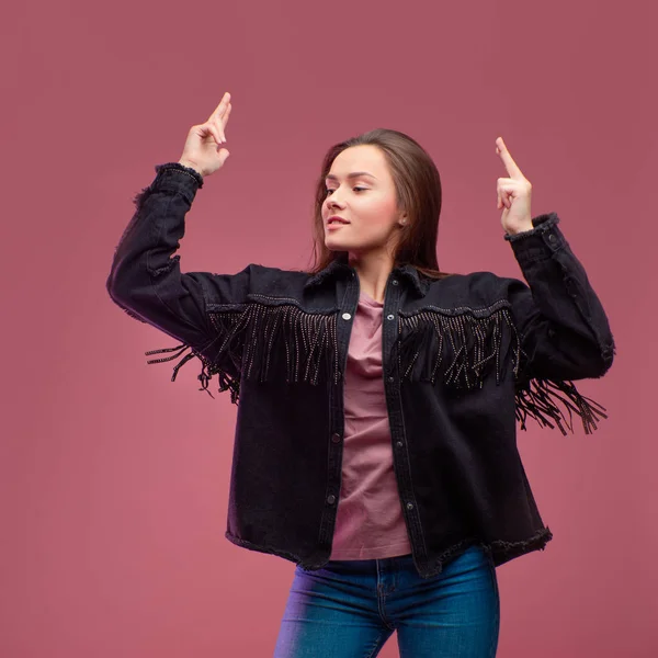 Mujer morena joven sobre fondo rosa. Retrato de estudio, estilo informal de la ropa , — Foto de Stock