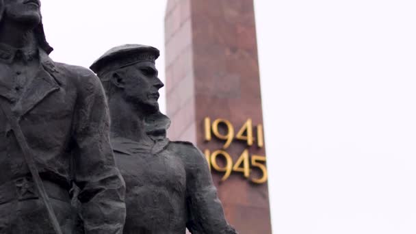 Sankt Petersburg, Ryssland - 25 januari 2020: Monument för att hedra brytningarna av belägringen av Leningrad — Stockvideo