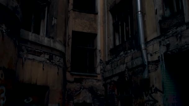 Фасад покинутої та спаленої будівлі, пожежа після бомбардування — стокове відео